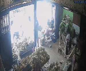 Gã đàn ông bị tố đụng chạm bộ phận nhạy cảm của nữ chủ quán khi vào mua đu dủ