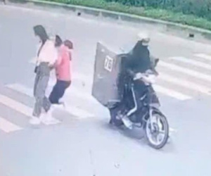 Tìm người lái xe máy tông nữ tiếp viên xe buýt bất động trên đường ở TPHCM