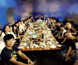 Đi họp lớp, người bạn nghèo lặng lẽ thanh toán hoá đơn 150 triệu: Về đến nhà, cô chứng kiến 1 cảnh tượng thì sững người