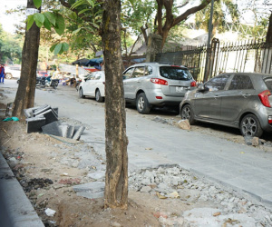 Vỉa hè chưa khô vữa đã bị ô tô, xe máy 'băm nát'