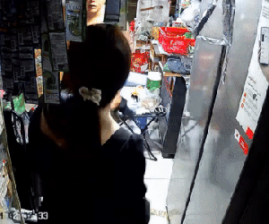 Phẫn nộ clip mẹ đơn thân bị 2 nam thanh niên lao vào đánh đấm túi bụi khi đang bán hàng giữa đêm ở TP.HCM