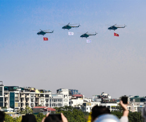 Nghìn người lên đê xem Su-30MK2, trực thăng bay trình diễn trên bầu trời Hà Nội