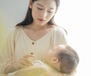 Thăm tôi đẻ, vợ cũ của chồng đem theo 500 triệu trả nợ mà tôi chết lặng, càng sốc với bí mật động trời nhà chồng giấu giếm