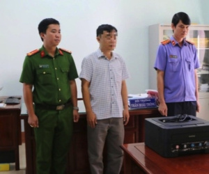 Khám xét nơi làm việc, cấm đi khỏi nơi cư trú đối với 4 cán bộ ở Bình Phước