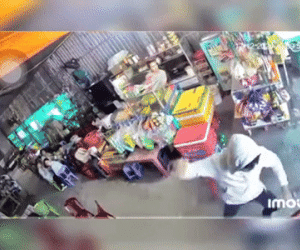 Đang học bài, nam sinh bị nhóm thiếu niên xông vào nhà đánh túi bụi