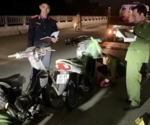 Dừng xe trên cầu để nôn ói khiến người khác gặp tai nạn tử vong