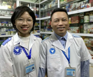Chuyện lạ tại ĐH Y Dược Thái Bình: Bố và con gái là bạn học, ở nhà cái gì cũng nhường, đến trường tranh nhau xem điểm ai cao hơn