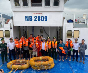 Chìm tàu Hoa Lư 02 ở vùng biển Bình Định, 14 người được cứu sống