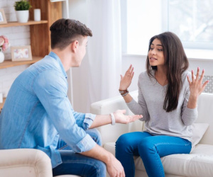 Xin anh trai 500 triệu để làm ăn, anh chỉ vào chiếc điện thoại của em rể rồi quát lớn làm chúng tôi run sợ