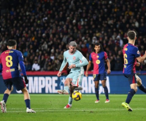 Atletico hạ Barca phút 96, vọt lên đỉnh bảng La Liga