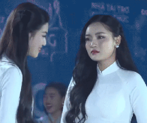 Biểu cảm lạ của Á hậu khi nhìn cô gái khác đăng quang Hoa hậu gây bùng nổ tranh cãi