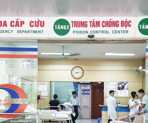 Vụ 2 người tử vong ở Long Biên: Những người đang cấp cứu không phải do ngộ độc rượu