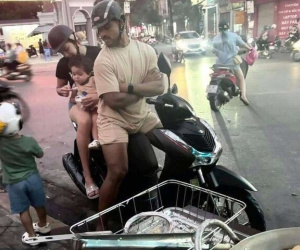 Viral khoảnh khắc cầu thủ nhập tịch Nguyễn Xuân Son đi xe máy chở vợ con đi mua bánh chuối