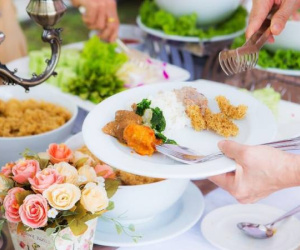 Bố chú rể thu gom cỗ thừa đám cưới, nhà gái phản ứng gay gắt