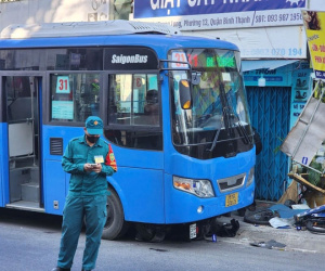 Xe buýt lao làn đường ngược lại khiến 2 người bị thương ở Bình Thạnh