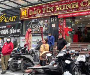 Cửa hàng bán nhỏ giọt vàng nhẫn, khách đến chờ rồi 'ôm cục tức'