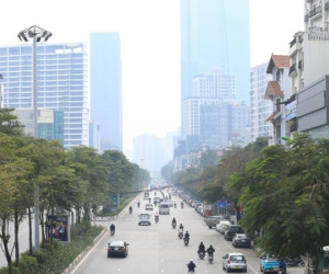 Hà Nội mù mịt bụi mịn từ sáng đến đêm, nhiều người dân than trời vì khó chịu