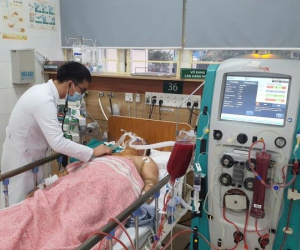 Vụ ngộ độc ở Long Biên khiến 2 người tử vong, 20 người cấp cứu: Acetonitrile gây hại thế nào?