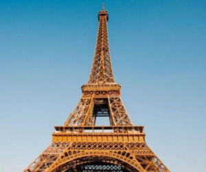 NÓNG: Tháp Eiffel bốc cháy ngay trước thềm Giáng sinh