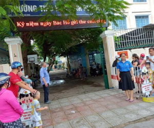 Cô giáo đang dạy bị 2 người đàn ông kéo ra giữa sân trường xé áo làm nhục