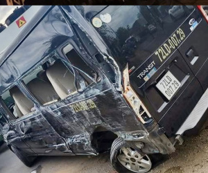 Xe tải lao vào nhà dân sau va chạm với ô tô chở công nhân khiến 2 người tử vong