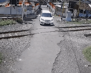 Ô tô lò dò băng qua đường sắt không rào chắn, bị tàu hoả tông trúng đuôi xe