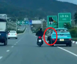 Thanh niên bám cửa taxi đang chạy trên đường cao tốc gây xôn xao mạng xã hội