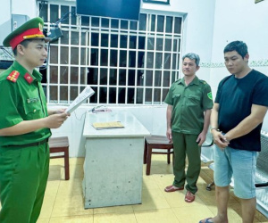 Bắt tạm giam tài xế xe tải chạy lấn làn tông xe khách khiến 2 người tử vong