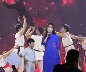 Nữ tỷ phú VietJet Air gây sốt khi hát 'Mẹ yêu con' của Anh trai vượt ngàn trông gai trong tiệc cuối năm: Madame 'đỉnh nóc kịch trần cỡ' này!