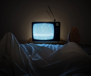 Thói quen xem TV trên giường và sự thật phũ phàng có thể khiến nhiều người giật mình