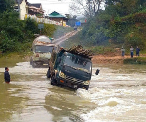 Ô tô tải bị nước cuốn khi qua ngầm tràn, 2 người được giải cứu