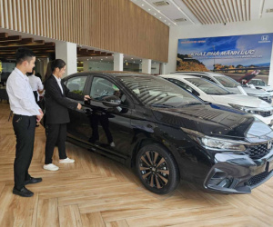 Cuộc đua giảm giá ô tô cuối năm chưa có hồi kết, loạt xe bán chạy cũng hạ sâu