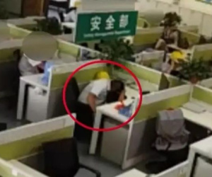 Nam nhân viên ngủ gật tại bàn làm việc suốt 1 tiếng, sếp check camera phát hiện liền đuổi việc ngay, toà án tuyên bố: 'Công ty phải đền 1,2 tỷ đồng'