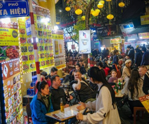 Khách Tây hoà chung không khí rộn ràng đang lan toả khắp Hà Nội, cùng đón năm mới trên phố Tạ Hiện