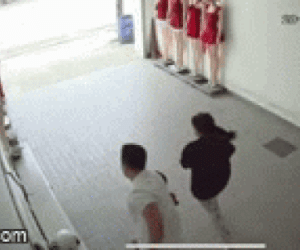 Nghe hàng xóm hô cháy, người đàn ông vừa kéo quần vừa cầm theo thứ này chạy sang hỗ trợ