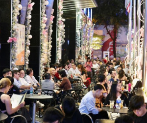 TP.HCM đêm 31/12: Trung tâm quận 1 đông nghẹt, hàng quán kín chỗ, giới trẻ xếp hàng dài chờ order trước thềm năm mới