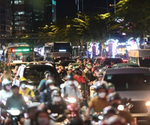 Hàng vạn người kéo về trung tâm TPHCM, nhiều tuyến đường kẹt cứng