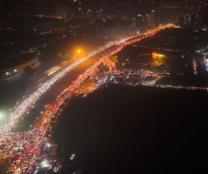 Trục đường quanh sân Mỹ Đình kẹt xe dài hàng km sau màn bắn pháo hoa