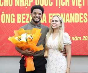 Lãng mạn: Xuân Son quỳ gối tặng nhẫn cho vợ ngay trước trận chung kết Việt Nam - Thái Lan ở AFF Cup 2024
