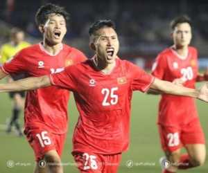 AFF Cup: Cái bắt tay khiến trọng tài 'đứng hình' và 'chiến binh không phổi' của đội tuyển Việt Nam
