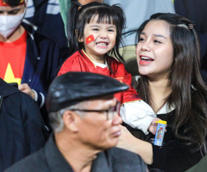 'Tóm dính' vợ Bùi Tiến Dũng bầu to vượt mặt vẫn đến cổ vũ ĐT Việt Nam, nhan sắc chẳng thua kém Chu Thanh Huyền