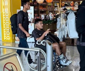 Cố cản Xuân Son sút bóng, tuyển thủ Thái Lan phải về nước trên xe lăn