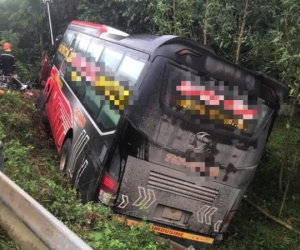 Phát hiện 10 bánh heroin và 15 kg nghi là ma túy đá trên xe ô tô bị tai nạn