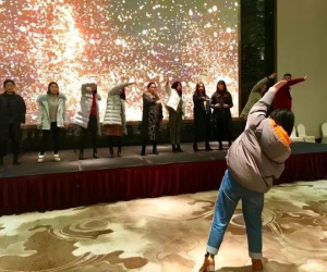 Bị sa thải do không tham gia văn nghệ cuối năm, nữ nhân viên kiện công ty, đòi bồi thường 70 triệu đồng: Phán quyết của tòa gây bất ngờ