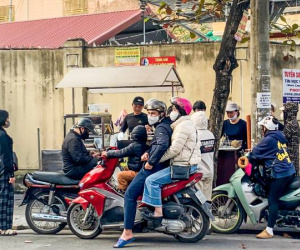 Quán 'bánh chuối Xuân Son' đông khách đột biến, cô chủ tiết lộ nhiều điều thú vị