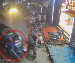 Say rượu đâm trúng người đi xe máy, tài xế ô tô bị dân đánh tới tấp