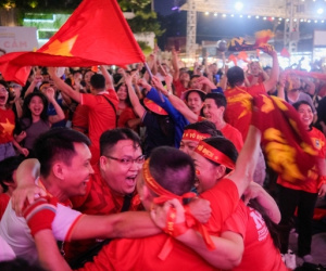 Việt Nam vô địch, người dân bắn pháo hoa ôm nhau đón giao thừa lần 2