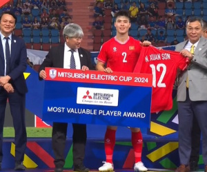 Cảm động: Duy Mạnh và Quang Hải cầm áo Nguyễn Xuân Son lên nhận phần thưởng cao quý