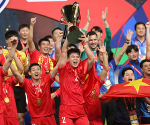 Ảnh nét căng: ĐT Việt Nam vỡ òa cảm xúc, hãnh diện nâng cao chức vô địch AFF Cup ngay trên đất Thái