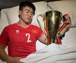 Muôn vàn kiểu ăn mừng với Cup vô địch AFF Cup: Duy Mạnh xin phép vợ con ngủ với cúp vàng